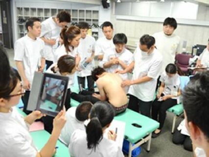 『近い未来、院長として活躍したい』あなたのキャリアアップを応援!【30院展開中の整骨院グループ!充実した研修・整形との連携・1人1台iPad配布・安心の待遇☆】