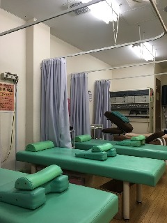 構造医学・矯正・運動療法・鍼を用い治療を行います。治療院の他にも興味があれば介護分野・リラクゼーション分野も経験可能。