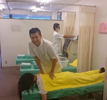外傷治療に非常に効果の高い『立体動態波』『ハイボルテージ』等を活用しています。実務未経験の方も大丈夫です。各研修もあり、ステップアップが望めます。