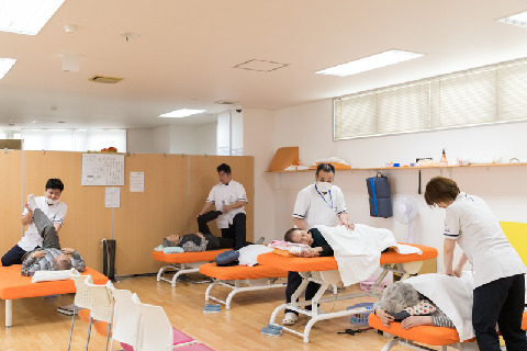 【社保完備☆賞与有り】デイサービスの機能訓練指導員として資格を活かしてみませんか!?【経験不問♪】