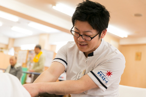 【社保完備☆賞与有り】デイサービスの機能訓練指導員として資格を活かしてみませんか!?【経験不問♪】