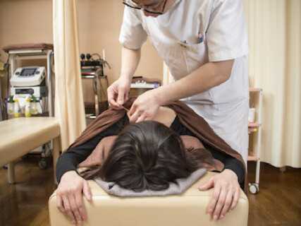 ＼佐賀ぽかぽか温泉内 整骨院くすの木／痛みの原因を徹底追求！的確な治療法を見出す、“治療”に特化した整骨院です！