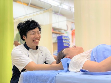 \平均施術時間40分/患者様としっかり向き合える!広い治療分野と接遇力で勝負する整骨院★